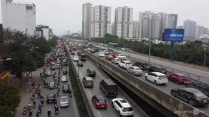 Cửa Ngõ Hà Nội và TP.HCM Tắc Nghẽn Ngày 28 Tết: Người Dân Hối Hả Về Quê - image 9