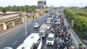 Cửa Ngõ Hà Nội và TP.HCM Tắc Nghẽn Ngày 28 Tết: Người Dân Hối Hả Về Quê - image 6