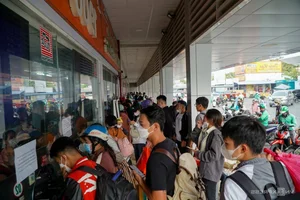 Cửa Ngõ Hà Nội và TP.HCM Tắc Nghẽn Ngày 28 Tết: Người Dân Hối Hả Về Quê - image 11