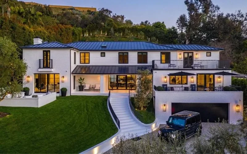 Inside Rihanna’s $13.8 Million Beverly Hills Mansion: A Glimpse into the Billionaire’s Luxury Home