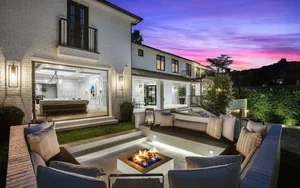 Inside Rihanna’s $13.8 Million Beverly Hills Mansion: A Glimpse into the Billionaire’s Luxury Home - image 5