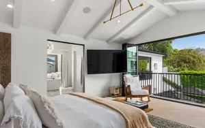 Inside Rihanna’s $13.8 Million Beverly Hills Mansion: A Glimpse into the Billionaire’s Luxury Home - image 4