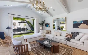 Inside Rihanna’s $13.8 Million Beverly Hills Mansion: A Glimpse into the Billionaire’s Luxury Home - image 3