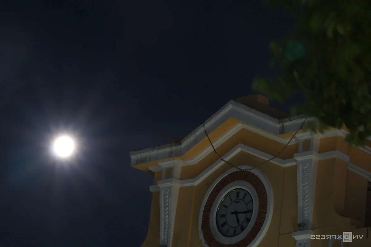 The Year’s Largest Supermoon Lights Up the Night Sky Across Vietnam