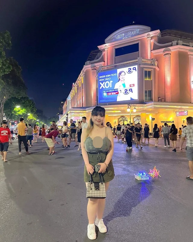 Hai Duong Hot Girl Turns Heads on Pedestrian Street