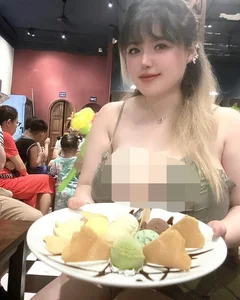 Hai Duong Hot Girl Turns Heads on Pedestrian Street - image 2
