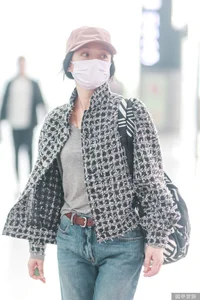 Candid Photos of Zhou Xun Spark Debate Over Ageless Beauty Standards - image 1