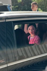 Candid Photos of Zhou Xun Spark Debate Over Ageless Beauty Standards - image 4