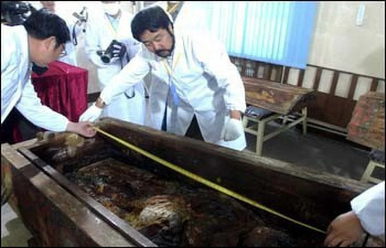 Unveiling Ancient Mysteries: The Breathtaking Discovery Inside a Centuries-Old Chinese Tomb