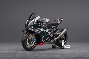 BMW Unveils Exclusive M1000RR Isle of Man TT Special Edition - image 5