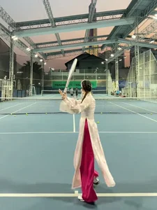Miss Luong Thuy Linh Stuns in Traditional Ao Dai on the Tennis Court - image 4