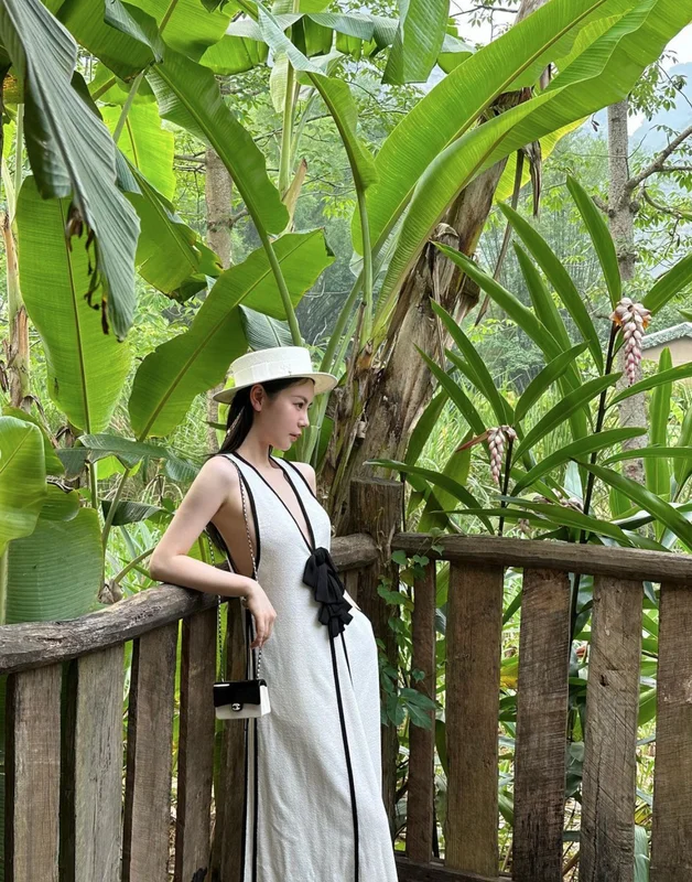 Meet the Stunning and Wealthy Chinese Influencer Captivating the Internet