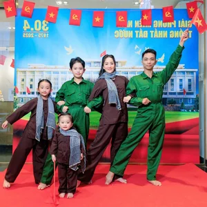 Hoang Thuy Captivates in Traditional Ao Dai for Vietnam's Grand National Celebration - image 3