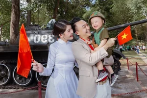 Hoang Thuy Captivates in Traditional Ao Dai for Vietnam's Grand National Celebration - image 4