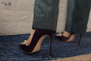 Professional Leg Modeling and Hosiery Trends: IESS Collection Highlights - image 2