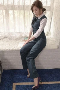 Professional Leg Modeling and Hosiery Trends: IESS Collection Highlights - image 8