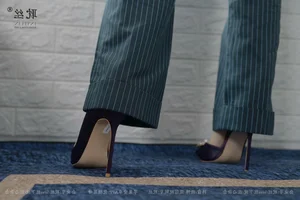 Professional Leg Modeling and Hosiery Trends: IESS Collection Highlights - image 6