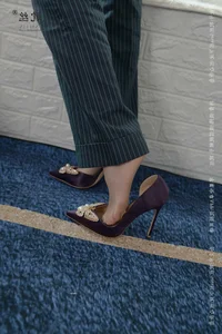 Professional Leg Modeling and Hosiery Trends: IESS Collection Highlights - image 10