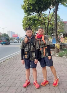 Mother and 13-Year-Old Son Walk from Hanoi to Hue on Foot - image 1