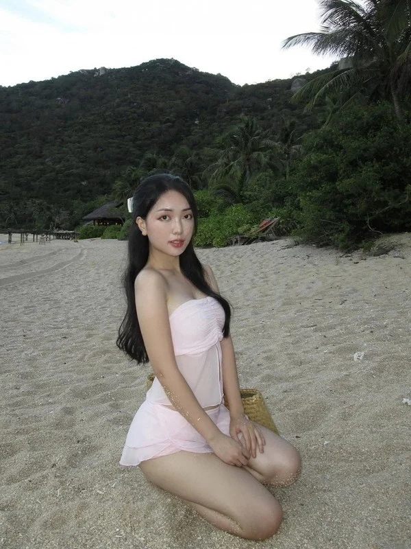 Mai Ha Trang Captivates Fans with Flawless Beauty and Elegance