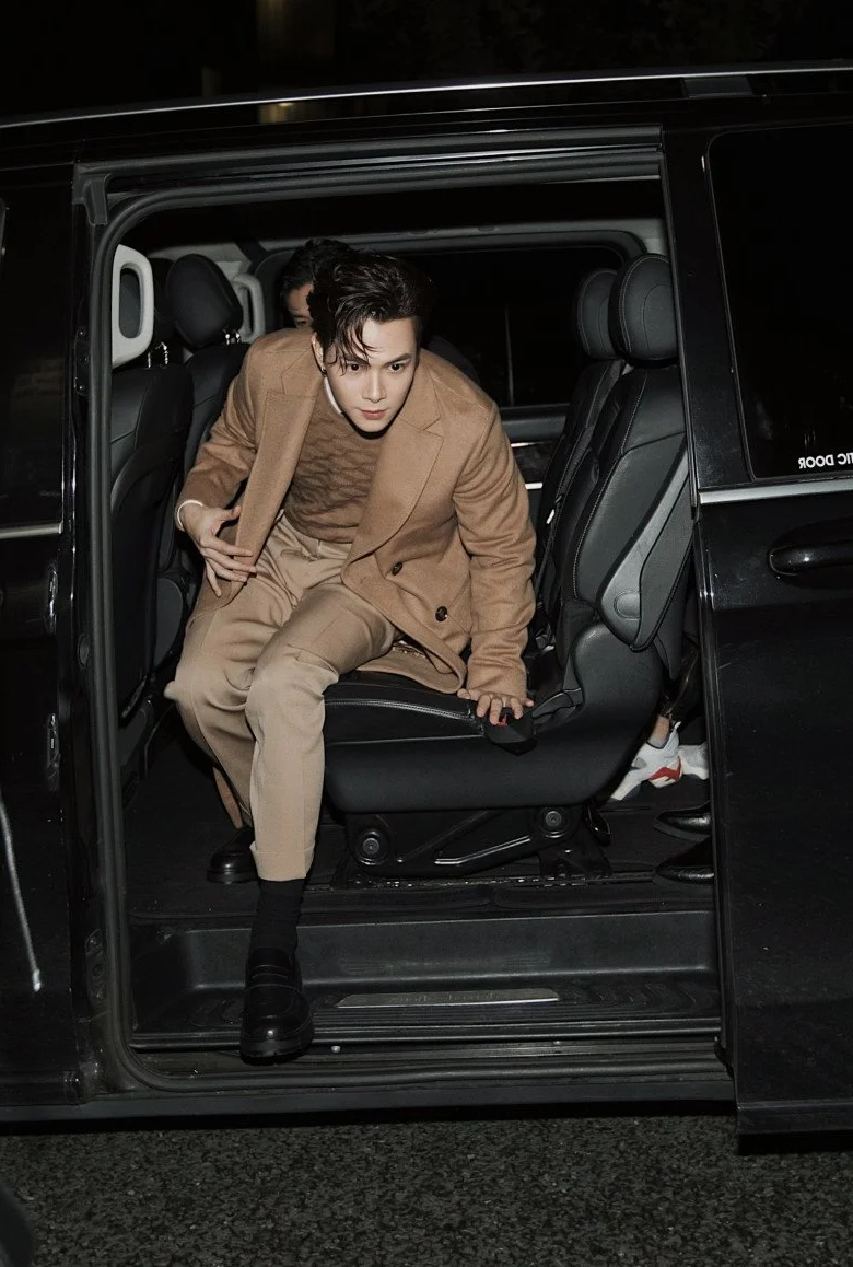 Vietnamese Actor Anh Tu Shines Solo as Fashion Icon at International Show