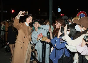 Vietnamese Actor Anh Tu Shines Solo as Fashion Icon at International Show - image 2