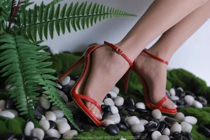 Wan Ping IESS Collection: Wizard of Oz Aesthetics and Green Field Photography - image 3