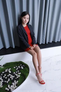 Wan Ping IESS Collection: Wizard of Oz Aesthetics and Green Field Photography - image 6