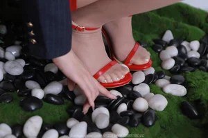 Wan Ping IESS Collection: Wizard of Oz Aesthetics and Green Field Photography - image 7