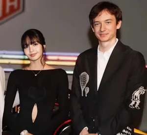 Lisa (BLACKPINK) Spotted with Mystery Man Amid Breakup Rumors with Frédéric Arnault - image 1
