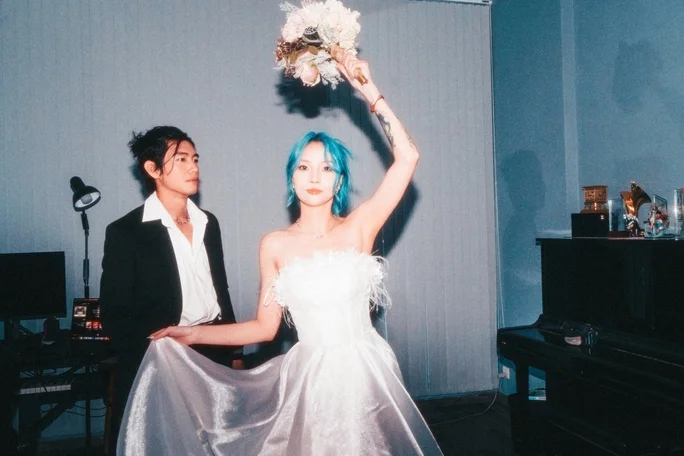 Dancer Quang Dang and His Chinese Girlfriend Share Romantic Photos Online
