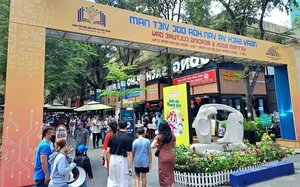 Ho Chi Minh City Celebrates Vietnam Book and Reading Culture Day with Exciting Literary Events - image 3
