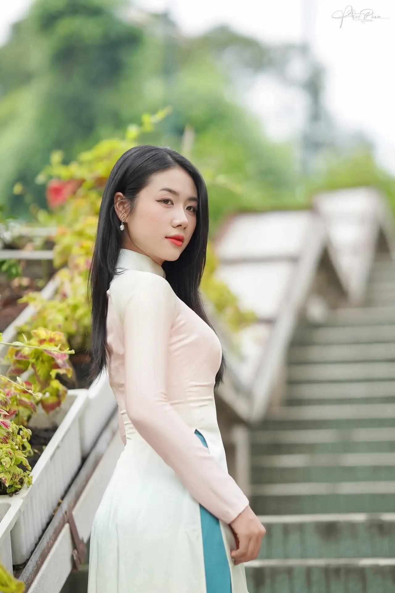 Captivating Grace: Vietnamese Girl in Traditional Ao Dai Beauty 1000025136