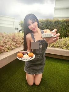 Malaysian Influencer Tran Thu Di Sparks Controversy with Bold Braless Fashion Choices in Public - image 4