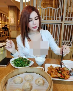 Malaysian Influencer Tran Thu Di Sparks Controversy with Bold Braless Fashion Choices in Public - image 2