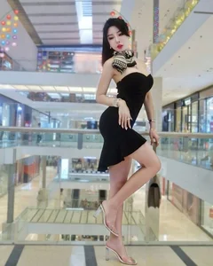 Malaysian Influencer Tran Thu Di Sparks Controversy with Bold Braless Fashion Choices in Public - image 7