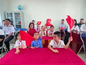 Touching School Opening Ceremony for Eight Students on Tran Island - image 6