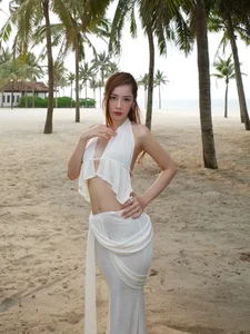 Chi Pu’s Ultimate Style Guide: Mastering Streetwear and Chic Beach Outfits for Every Occasion - image 1
