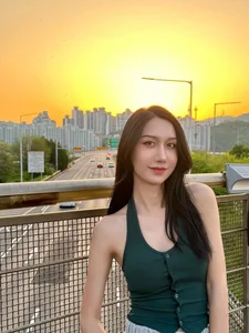 U40 Natural Beauty: Ninh Duong Lan Ngoc and the Rise of the Bare-Face Trend - image 4