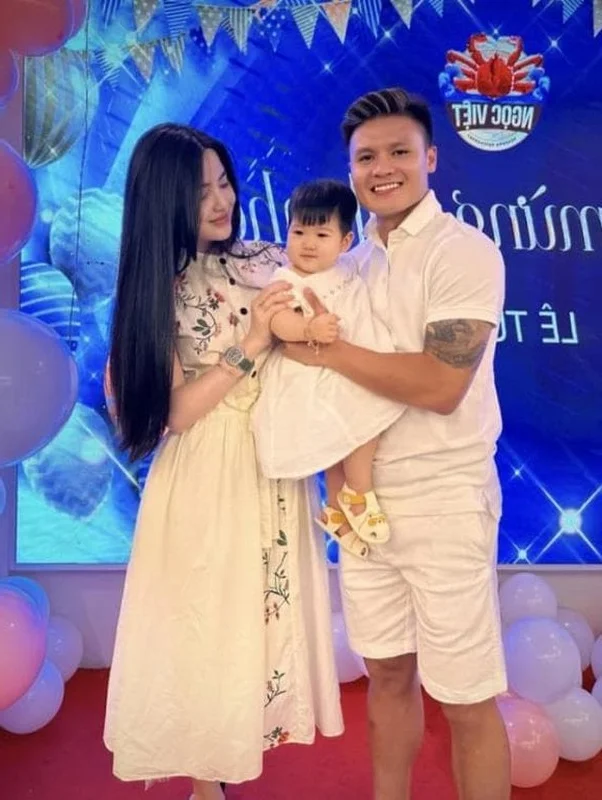 Footballer Nguyen Quang Hai and Chu Thanh Huyen Share Sweet Post-Wedding Moments