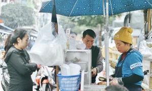 The Famous Fried Banh Chung of Dong Xuan Market: A Winter Must-Eat - image 5