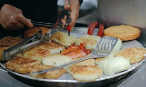 The Famous Fried Banh Chung of Dong Xuan Market: A Winter Must-Eat - image 1