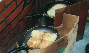 The Famous Fried Banh Chung of Dong Xuan Market: A Winter Must-Eat - image 3