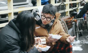 The Famous Fried Banh Chung of Dong Xuan Market: A Winter Must-Eat - image 0