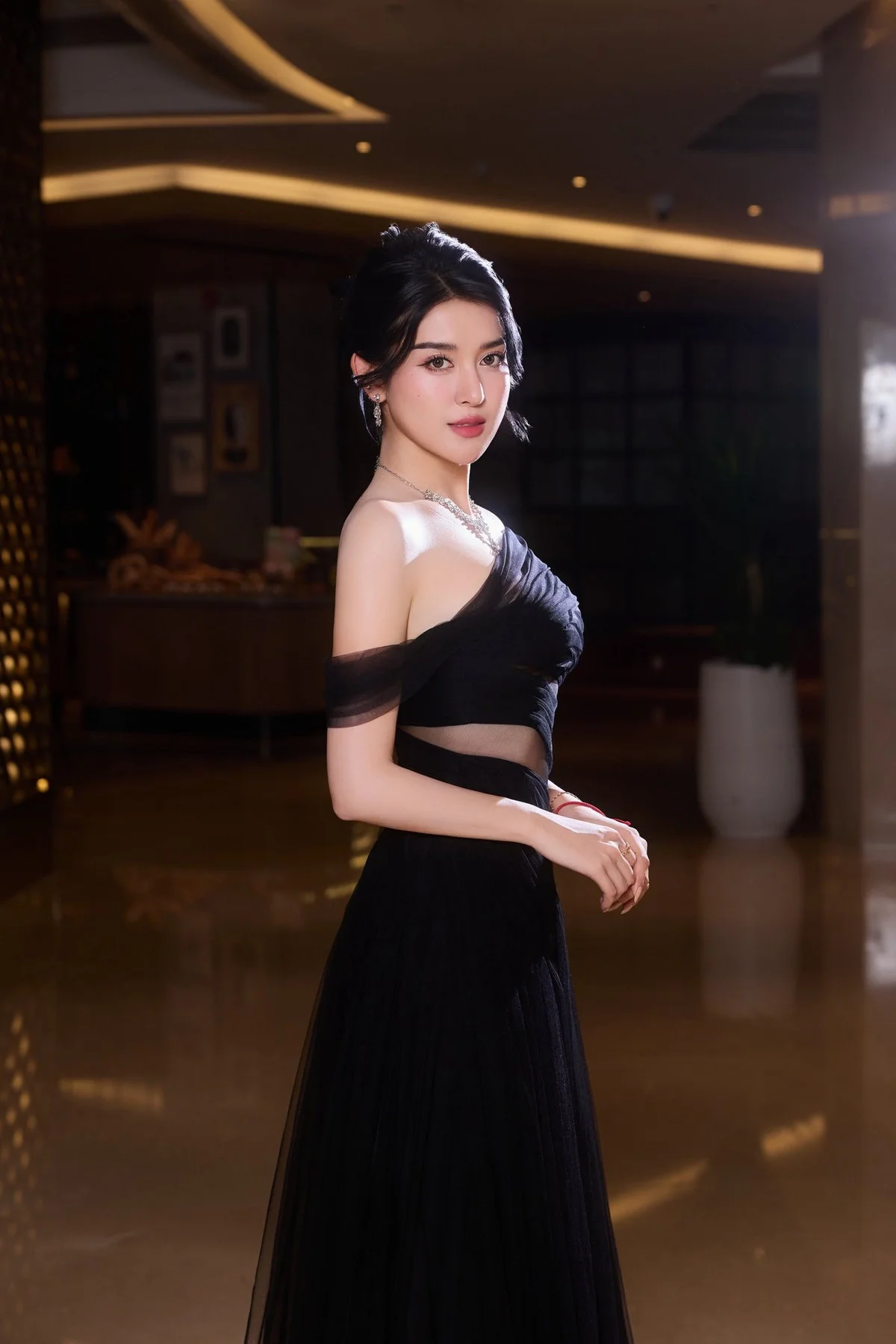 Ageless Beauty: Truong Ngoc Anh Stuns in Bikini Photoshoot Showcasing Toned Physique