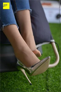 IESS Sizu Biandang 210: Hua Hua in Classic Small Feet - image 0
