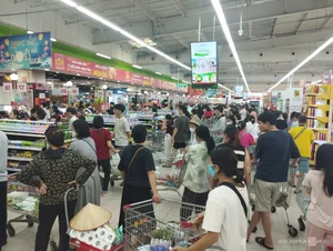 Residents Rush to Stock Up on Essentials Before Super Typhoon - image 10