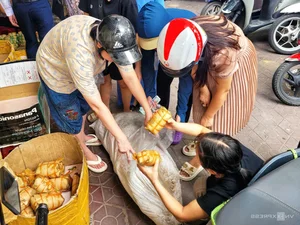 Residents Rush to Stock Up on Essentials Before Super Typhoon - image 8
