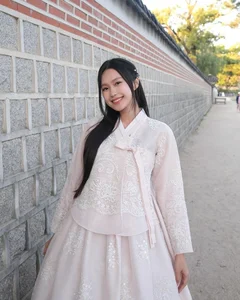 Doãn Hải My Radiates Elegance in Traditional Korean Hanbok Gallery - image 5