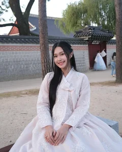 Doãn Hải My Radiates Elegance in Traditional Korean Hanbok Gallery - image 2